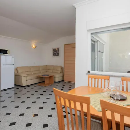 Appartement 1 Bedroom Stunning In Makarska