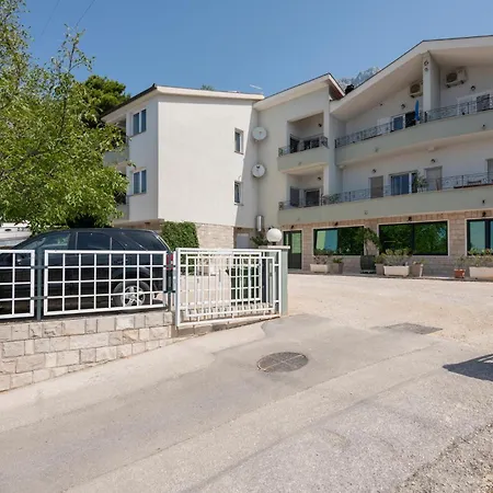 1 Bedroom Stunning In Appartamento Makarska